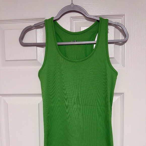 Women’s sport’s top M - Picture 1 of 3